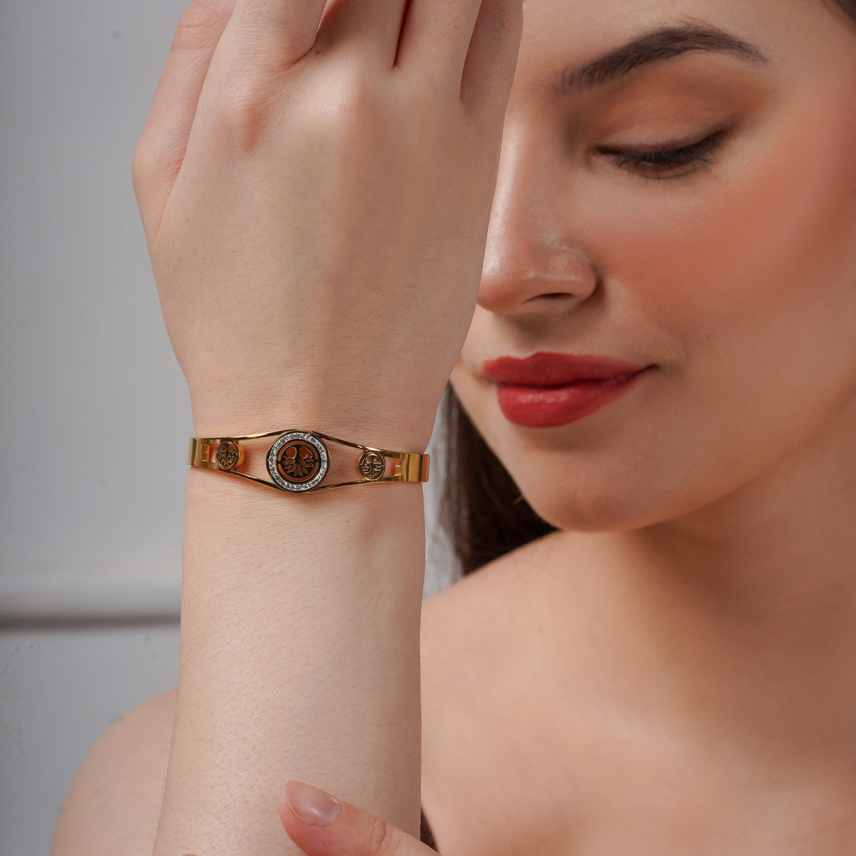 Divine Om Aura Gold Kada jewellery product view 4